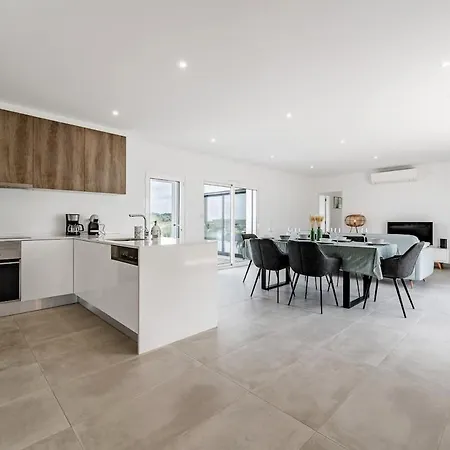 Adao Lobo Nyaraló *