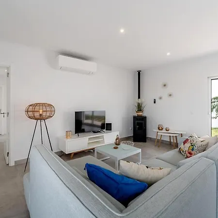 Nyaraló Adao Lobo *